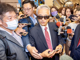 吳東亮獲頒北醫名譽博士，吳東進現身祝賀：得到這個學位是東亮的光榮，也是家族的榮耀